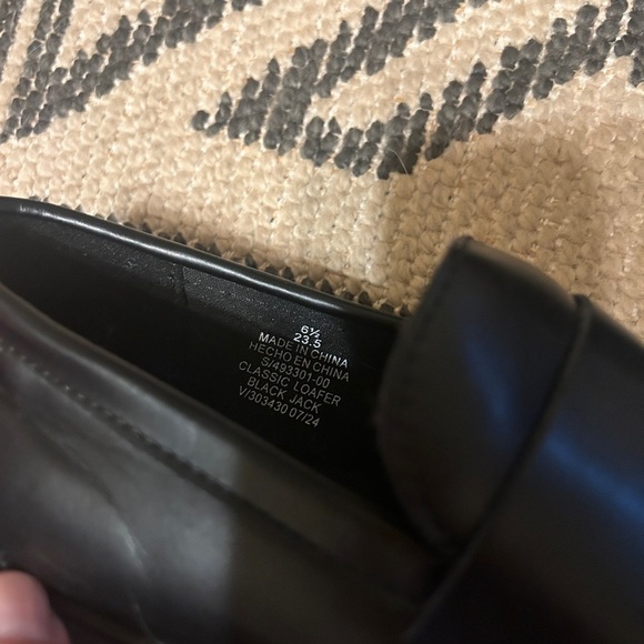 EUC Old Navy Women’s Sleek Classic Black Slip-On Loafers size 6.5 - Picture 4 of 6